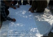 نمازگزاران در اعلام حمایت از مواضع امام جمعه موقت اهواز طومار امضا کردند