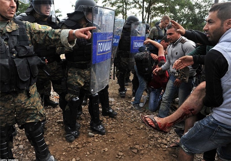 پلیس مقدونیه با گاز اشک‌آور به استقبال آوارگان پناهجو رفت+عکس
