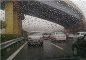 بارش باران در محورهای مواصلاتی استان سمنان/ سطح جاده‌های استان سمنان لغزنده است