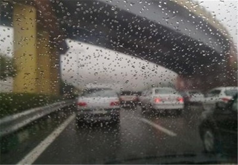 بارش باران در محورهای مواصلاتی استان سمنان/ سطح جاده‌های استان سمنان لغزنده است