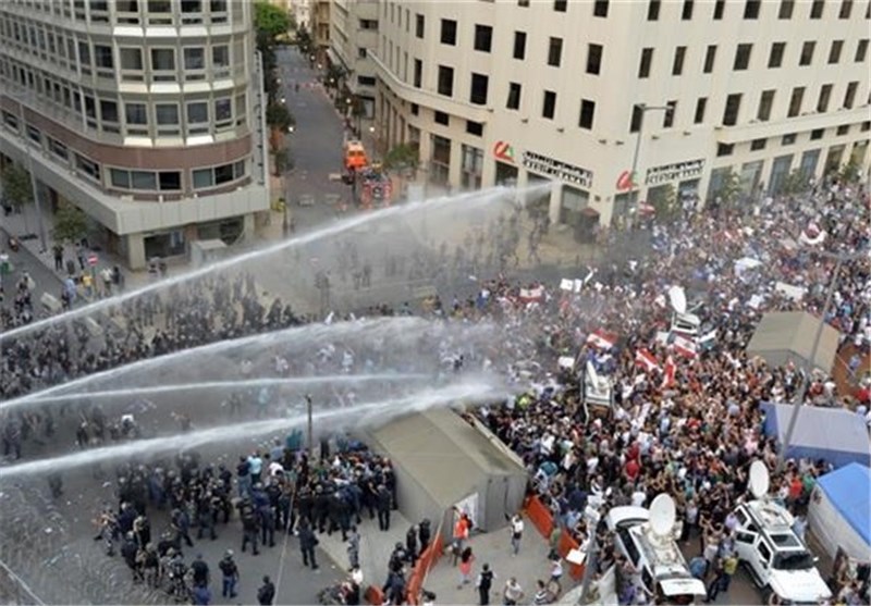 Thousands of Lebanese Protest against Government in Beirut