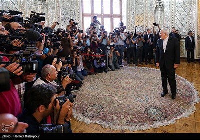 محمدجواد ظریف وزیر امور خارجه قبل از دیدار با فیلیپ هاموند وزیر امور خارجه انگلیس