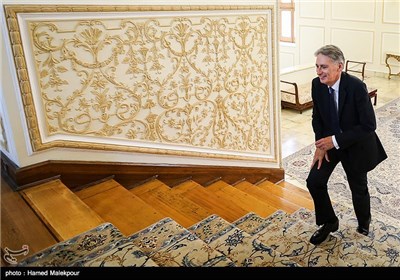 فیلیپ هاموند وزیر امور خارجه انگلیس هنگام ورود به محل دیدار با محمدجواد ظریف