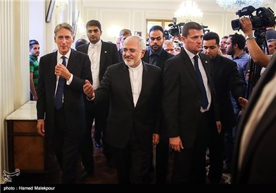 محمدجواد ظریف و فیلیپ هاموند وزرای امور خارجه ایران و انگلیس در پایان کنفرانس خبری مشترک