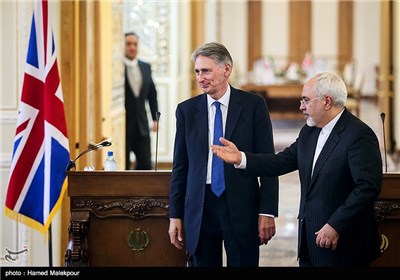 محمدجواد ظریف و فیلیپ هاموند وزرای امور خارجه ایران و انگلیس در پایان کنفرانس خبری مشترک