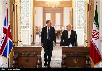 محمدجواد ظریف و فیلیپ هاموند وزرای امور خارجه ایران و انگلیس هنگام ورود به محل کنفرانس خبری مشترک