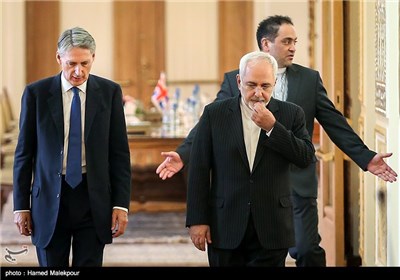 محمدجواد ظریف و فیلیپ هاموند وزرای امور خارجه ایران و انگلیس هنگام ورود به محل کنفرانس خبری مشترک