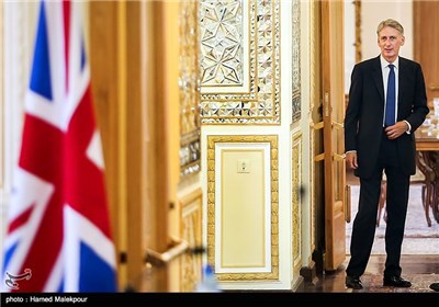 فیلیپ هاموند وزیر امور خارجه انگلیس هنگام ورود به محل کنفرانس خبری مشترک با محمدجواد ظریف وزیر امور خارجه ایران