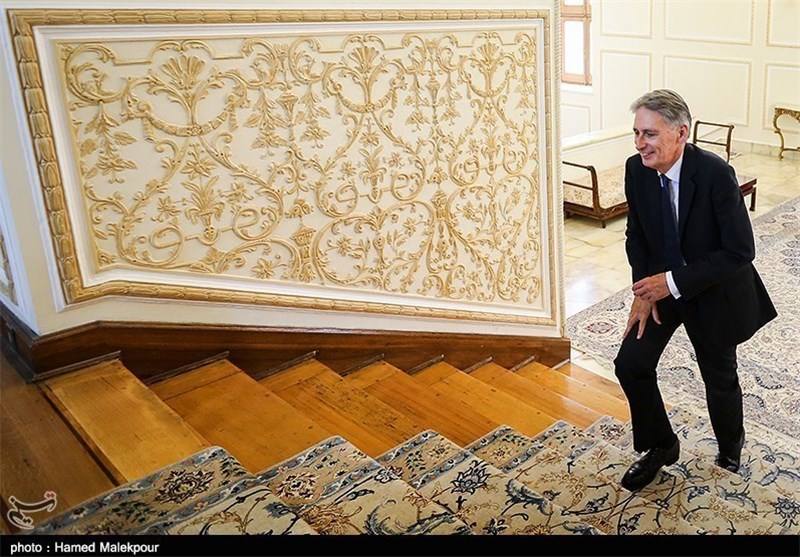 هاموند: بازگشایی سفارت به‌معنای کاهش فشار بر ایران نخواهد بود