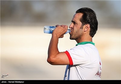 علی کریمی در تمرین تیم فوتبال ستارگان ایران