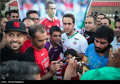 علی کریمی در جمع هواداران در حاشیه تمرین تیم فوتبال ستارگان ایران