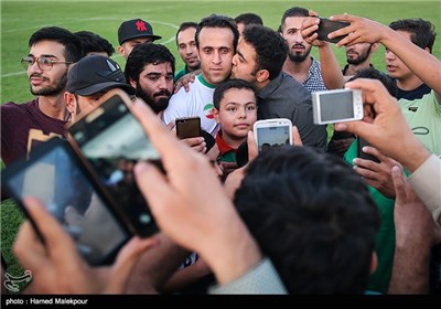 علی کریمی در جمع هواداران در حاشیه تمرین تیم فوتبال ستارگان ایران