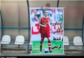 بنر علی کریمی در دست هواداران/ حضور 70 آتش‌نشان در ورزشگاه آزادی + عکس