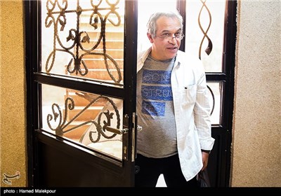 محمدحسین لطیفی کارگردان سریال تنهایی لیلا هنگام ورود به محل نشست خبری