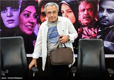 محمدحسین لطیفی کارگردان سریال تنهایی لیلا هنگام ورود به محل نشست خبری