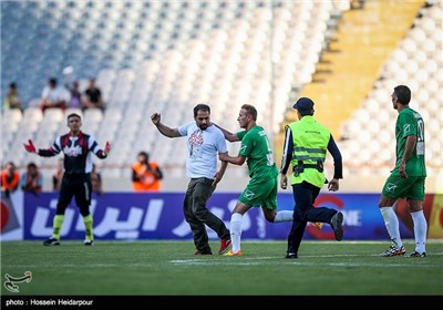 علی ملاقلی پور کارگردان سینما در دیدار تیم های فوتبال ستارگان ایران و جهان در اعتراض به حذف سانس‌های فیلم خود، قندونِ جهیزیه، وارد زمین مسابقه شد و پس از چند ثانیه حضور در زمین با وساطت یحیی گل محمدی توسط نیروی انتظامی به بیرون هدایت شد.