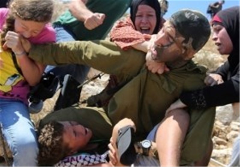 بعد عراک طویل .. شجاعة الفلسطینیات تُنقذ طفلاً فلسطینیاً من محاولة جندی صهیونی اعتقاله فی مدینة نابلس + فیدیو