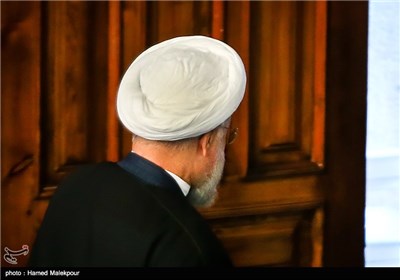 حجت‌الاسلام حسن روحانی رئیس جمهور هنگام خروج از محل نشست خبری