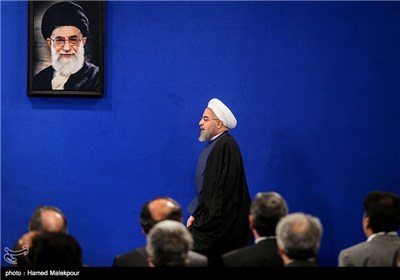حجت‌الاسلام حسن روحانی رئیس جمهور هنگام ورود به محل نشست خبری
