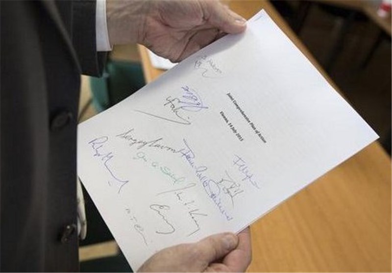 تصاویر امضای اعضای تیم مذاکره کننده هسته‌ای ایران پای برجام