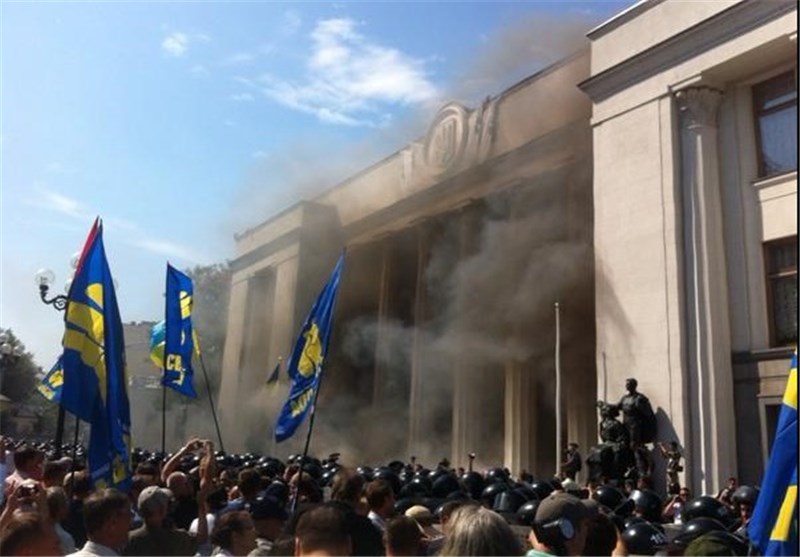 Blast at Kiev Parliament as Ukraine MPs Back More Autonomy for Seperatists