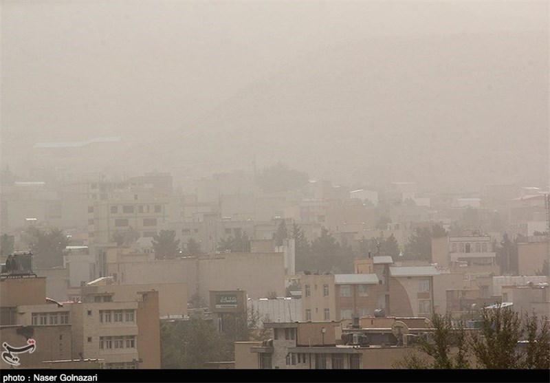 توده گرد و خاک از سمت عراق به استان ایلام وارد می‌شود