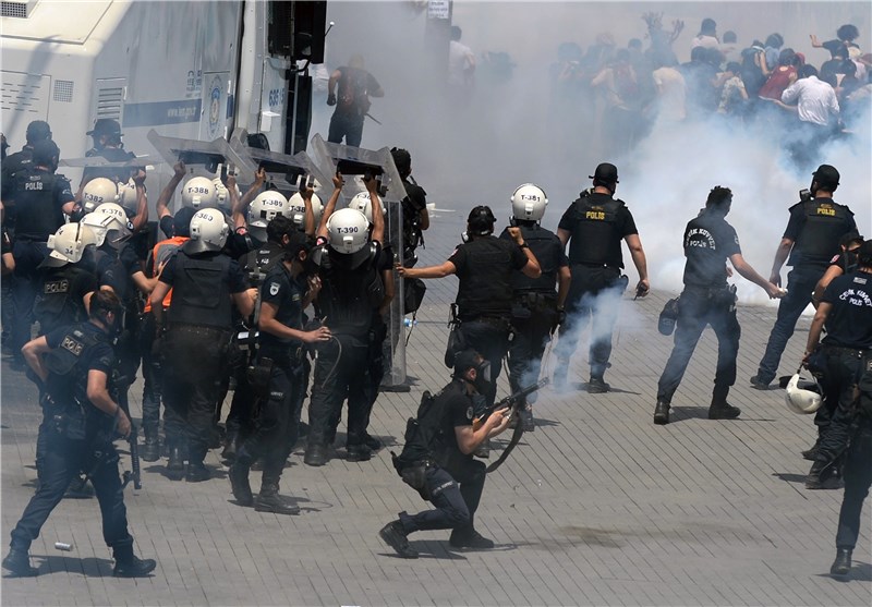 Turkish Police Fire Tear Gas to Break Up Istanbul Protest