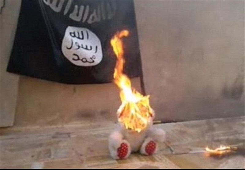 تمرین آتش‌زدن قربانیان توسط کودک داعشی+عکس
