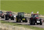 French Farmers Stage 1,000-Strong Tractor Protest in Paris