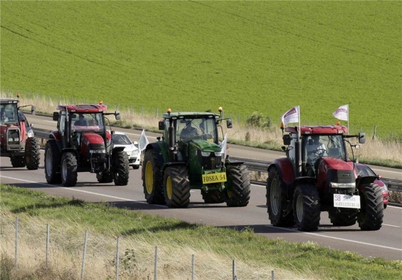 French Farmers Stage 1,000-Strong Tractor Protest in Paris