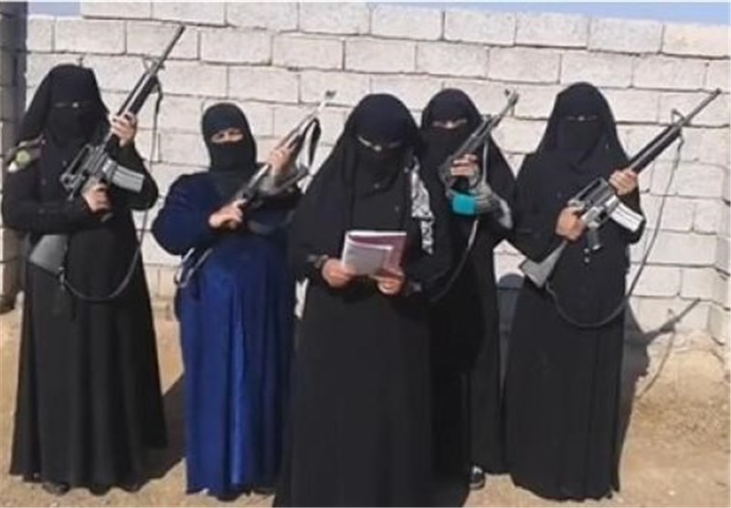 IŞİD’li Terörist Kadınlar Musul’da Kendi Çocuklarını Siper Ediyorlar