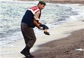 Father Buries His Drowned Toddler, Family in Syria