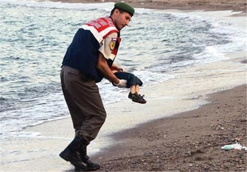 Father Buries His Drowned Toddler, Family in Syria