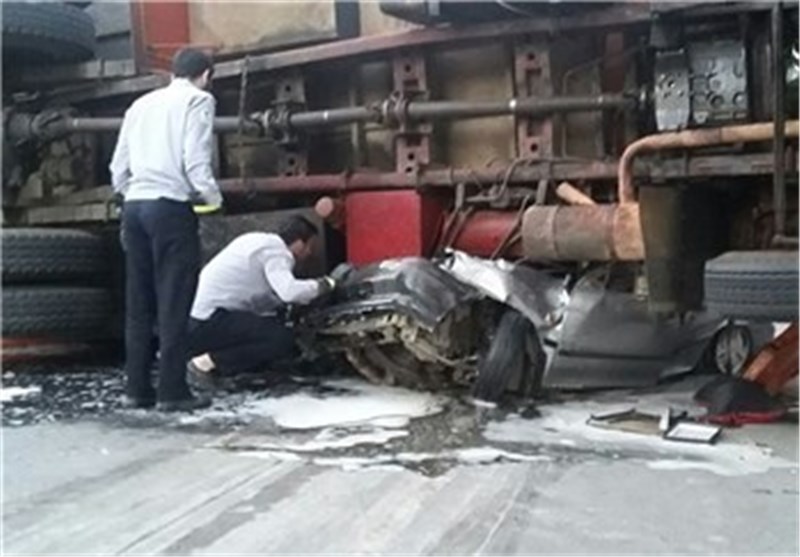 عکس/ واژگونی کامیون روی پراید