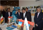 بازدید وزیر ارشاد از غرفه بنیاد سعدی در نمایشگاه بین المللی کتاب مسکو