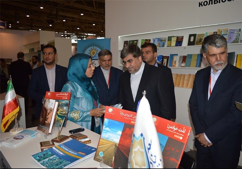 بازدید وزیر ارشاد از غرفه بنیاد سعدی در نمایشگاه بین المللی کتاب مسکو
