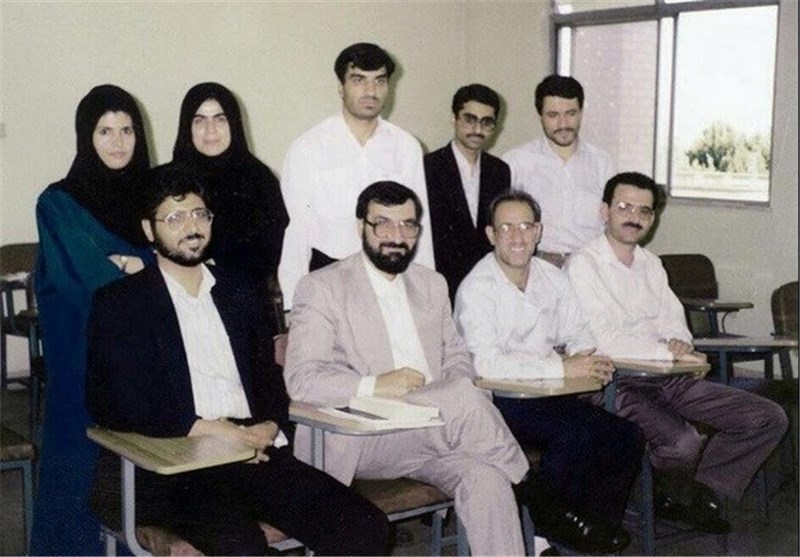 عکس یادگاری محسن رضایی با همکلاسی های دوره دکترا