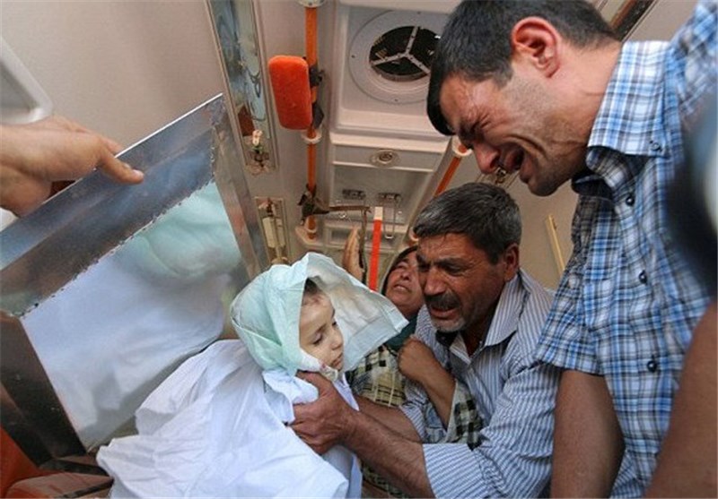 تصاویر/ پدر سوری کودکش را به خاک سپرد