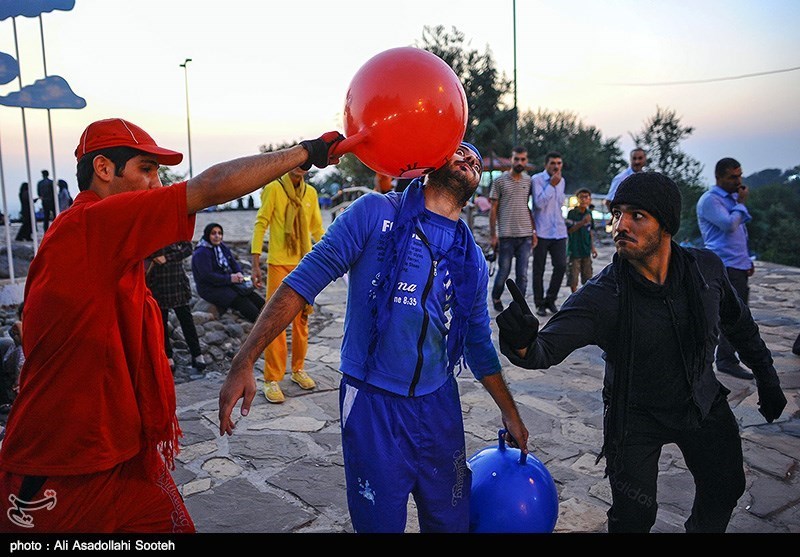 استقبال مسافران نوروزی از تئاترهای خیابانی مشهد/ اجرای 300 تئاتر خیابانی