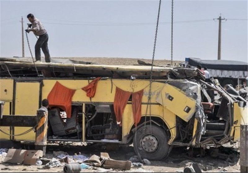 واژگونی اتوبوس در اصفهان یک کشته و 10مجروح به جا گذاشت