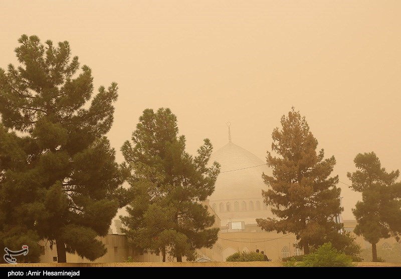 تداوم وضعیت بحرانی &quot;گرد و غبار&quot; در استان کرمانشاه / دید افقی در مناطق مرزی ‌به 30 متر رسید + فیلم