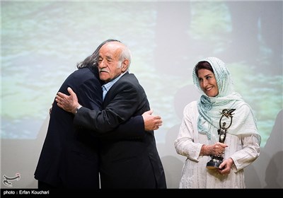 تقدیر از سعید پورصمیمی بازیگر پیشکسوت سینما در مراسم هفدهمین جشن سینمای ایران