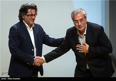 ادای احترام علی ربیعی وزیر تعاون، کار و رفاه اجتماعی به حضار در مراسم هفدهمین جشن سینمای ایران