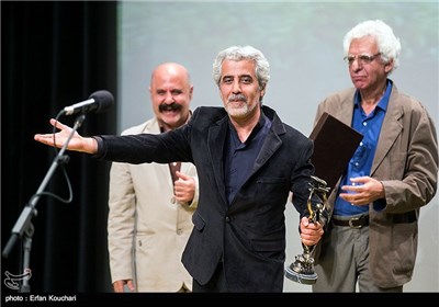 اهداء جایزه سیف الله داد به احمدرضا درویش کارگردان سینما در مراسم هفدهمین جشن سینمای ایران
