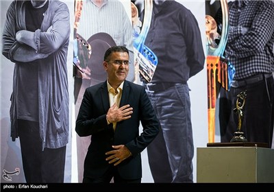 ادای احترام حجت‌الله ایوبی رئیس سازمان سینمایی به حضار در مراسم هفدهمین جشن سینمای ایران