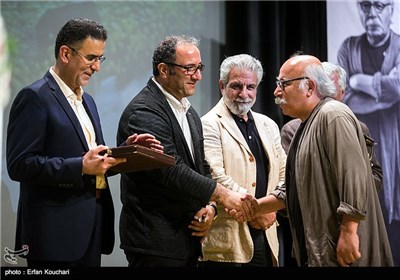 تقدیر از علیرضا داودنژاد کارگردان پیشکسوت سینما در مراسم هفدهمین جشن سینمای ایران