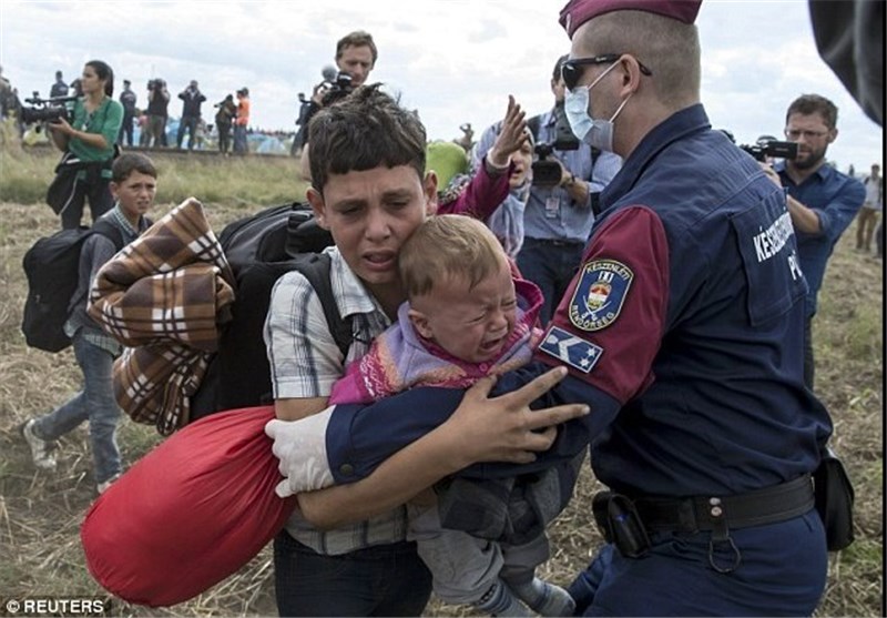 پلیس با صدها پناهجو در مرز مجارستان ــ صربستان درگیر شد + عکس