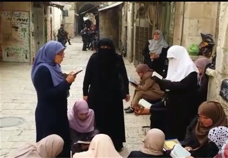 تداوم تحصن زنان فلسطینی پشت درهای بسته مسجد الاقصی