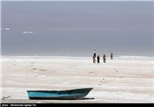 ریزگرد‌های نمکی عامل نابودی منابع طبیعی شمالغرب کشور/ کاشت بوته‌های کم‌آب درحاشیه دریاچه ارومیه