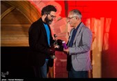 اهدای تندیس بهترین چهره‌پردازی به سعید ملکان برای فیلم نهنگ عنبر توسط عبدالله اسکندری
